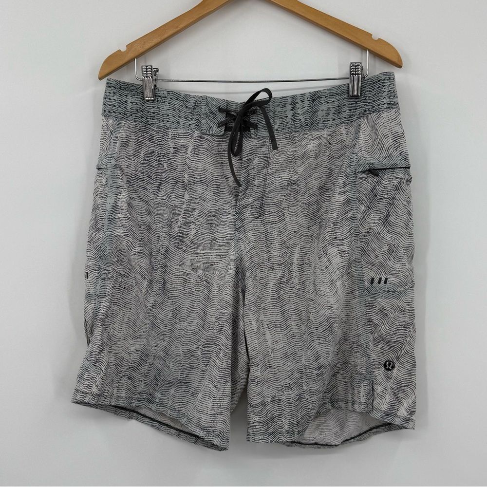 Men’s Lululemon Current State Board Shorts 9” in Gray Abstract Print | Size 34